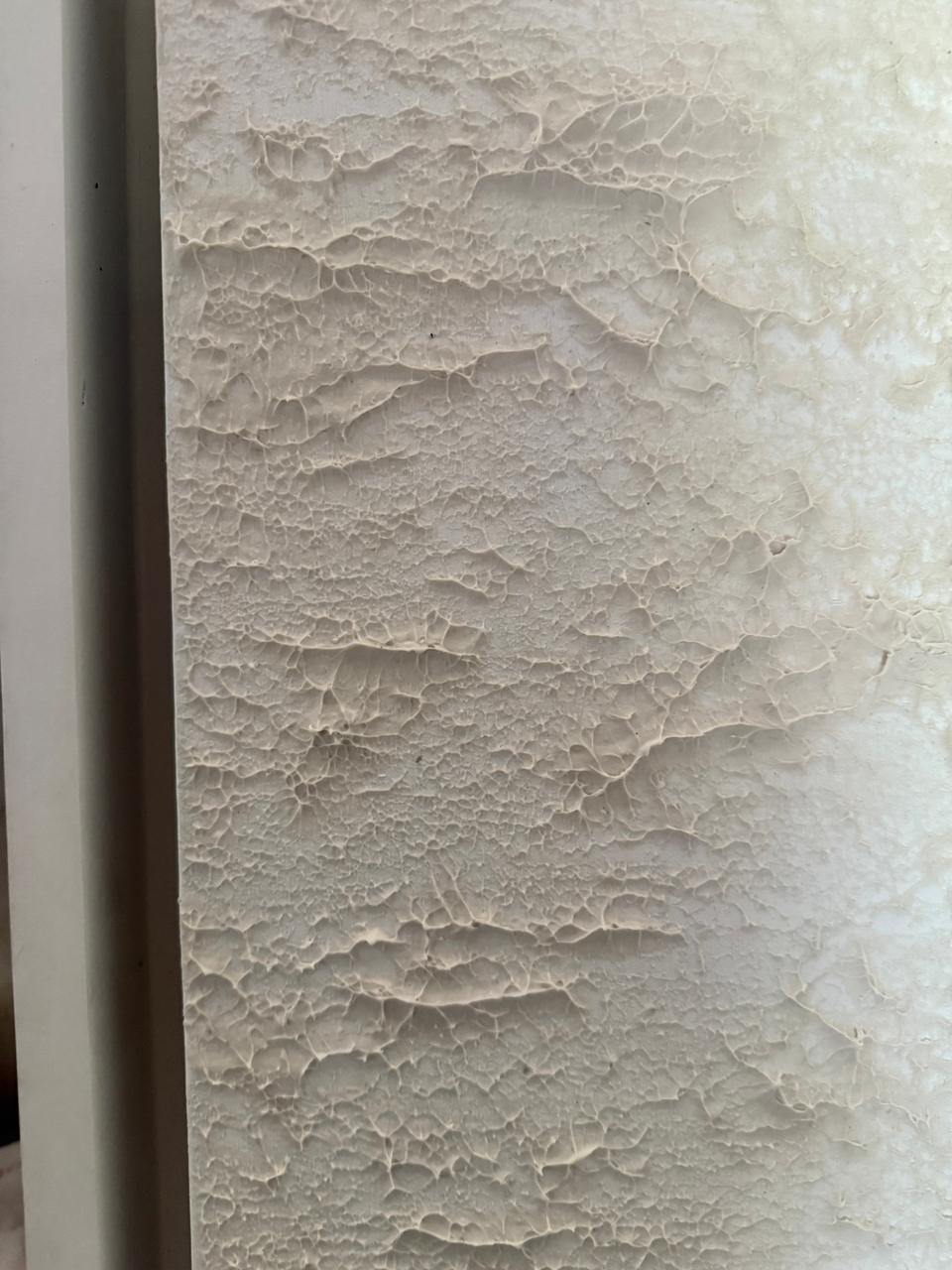 Escultura de pared sobre lienzo textura mineralizada